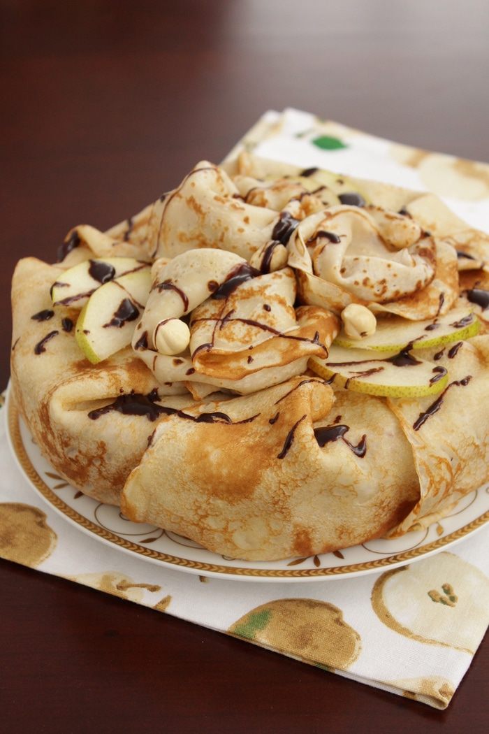 Блинный торт с шоколадным муссом, орехами и грушей
