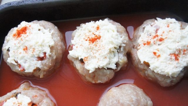 Мясные башенки с начинкой, запеченные под сырной шапочкой