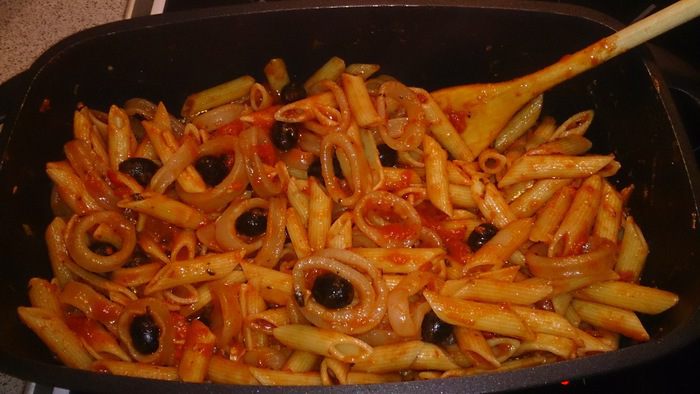 Пенне в томатном соусе с кальмарами и маслинами