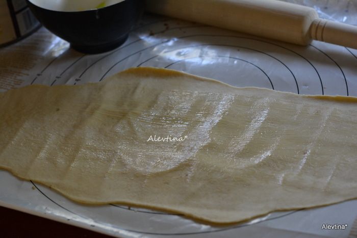 Домашняя булка с пеканом и корицей