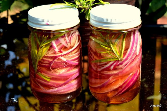 Розовый маринованный лук