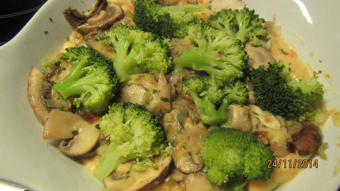 Картофельная запеканка  с брокколи и грибами