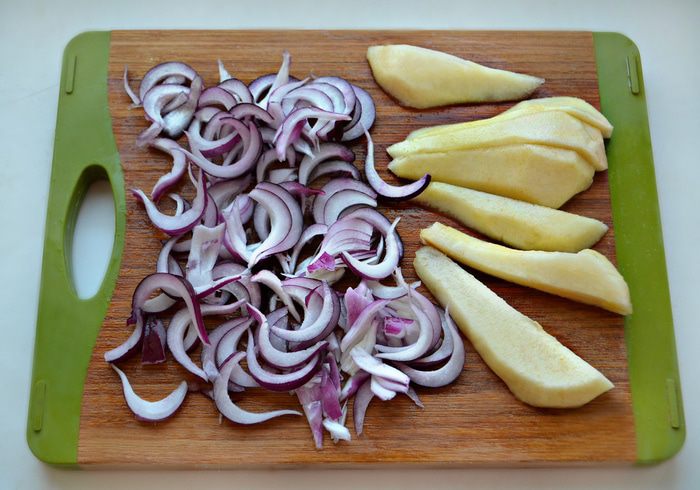 Салат с руколой, чечевицей и карамелизированной грушей