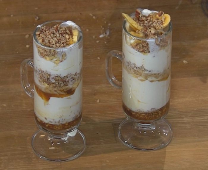 Кофейный десерт со взбитыми сливками и орехами пекан 