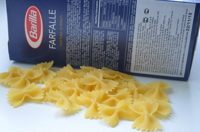 Фарфалле с ягодами 