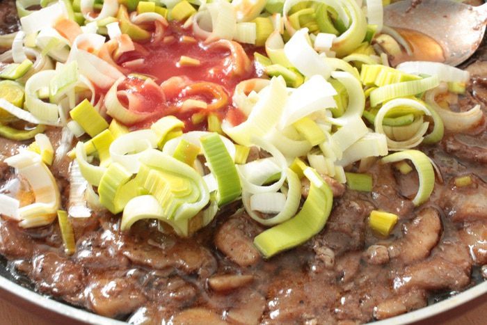 Куриная печень с брокколи и грибами