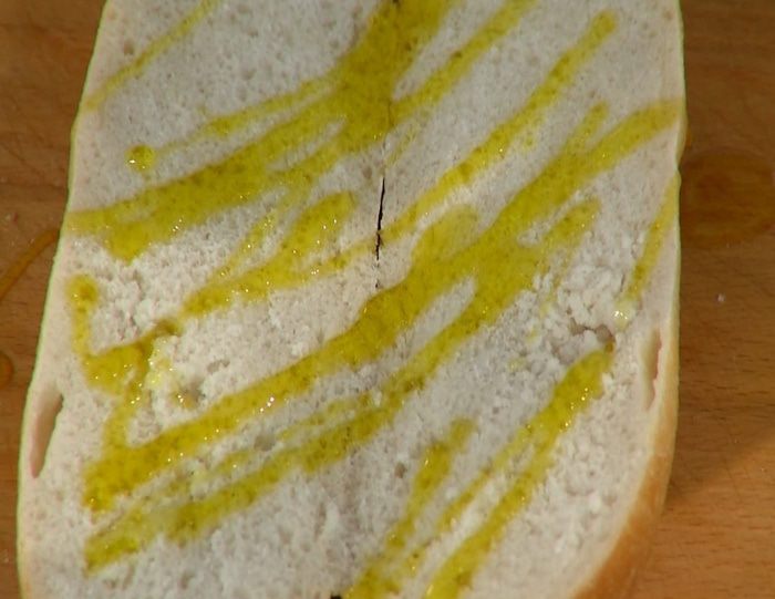 Мини-багет с курицей, авокадо и копченой грудинкой 