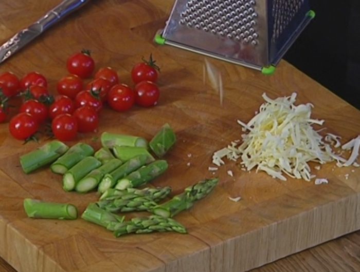 Фриттата со спаржей, помидорами и фетой 