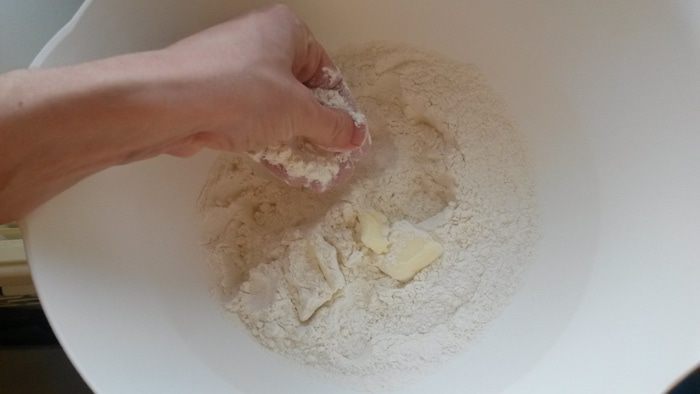 Утренние сконы с вяленой клюквой