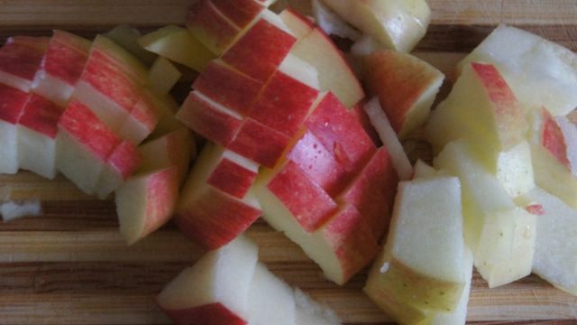 Сладкие макароны с фруктами