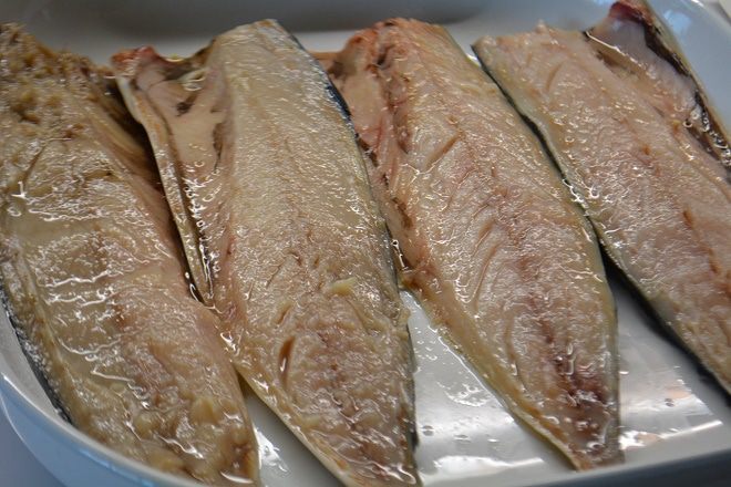 Скумбрия, запеченная с паприкой и чесноком