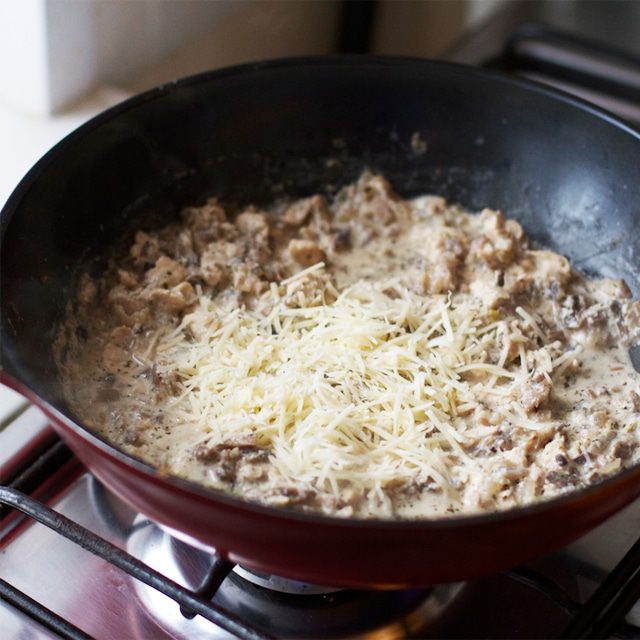 Пенне с курицей в сливочно-грибном соусе