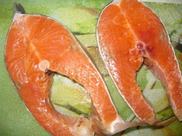 Семга с помидорами и перцем, запеченная в фольге