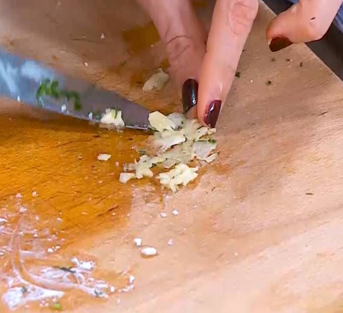 Салат из молодого картофеля с редисом и заправкой из феты 