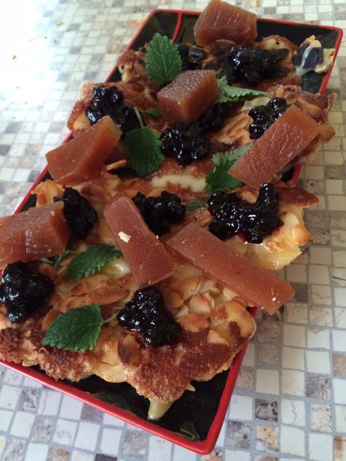 Сыр сулугуни в миндальной корочке с вареньем