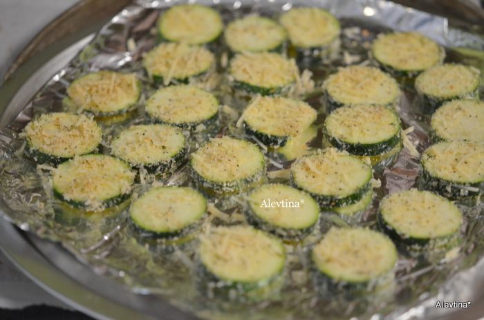 Чипсы из цукини  с пармезаном