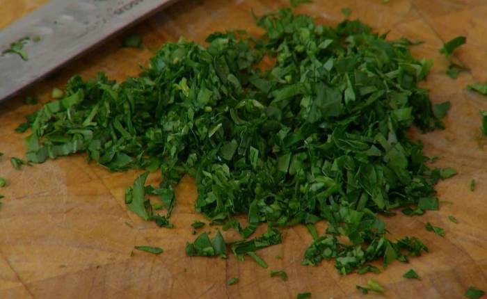 Маффины с карамелизированным луком, беконом и зеленым горошком