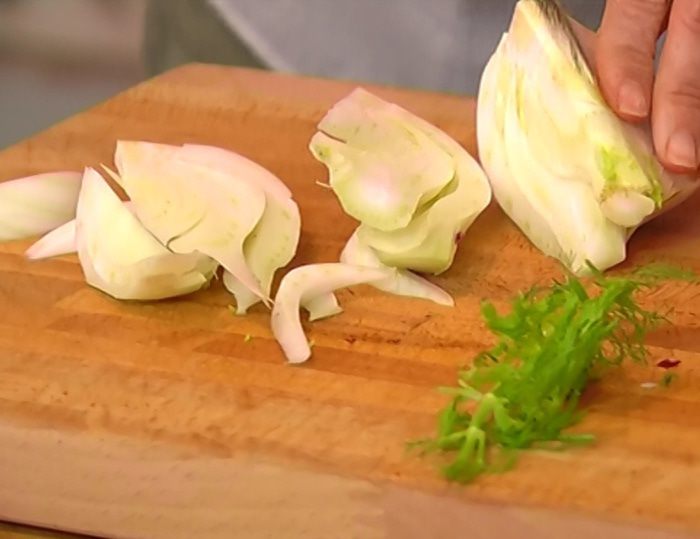 Дорада, запеченная с овощами и розмарином 