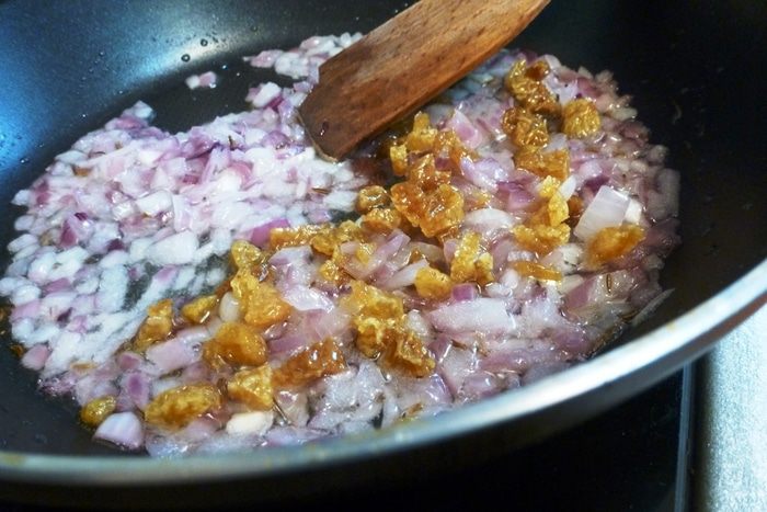 Баклажаны, фаршированные черным рисом, изюмом и брынзой