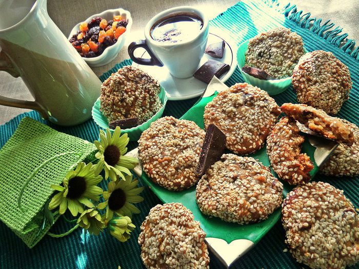 Арахисовое печенье с шоколадом и фруктами