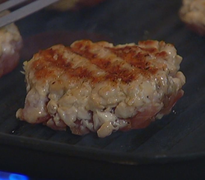 Бургеры с котлетками из тунца и авокадо 