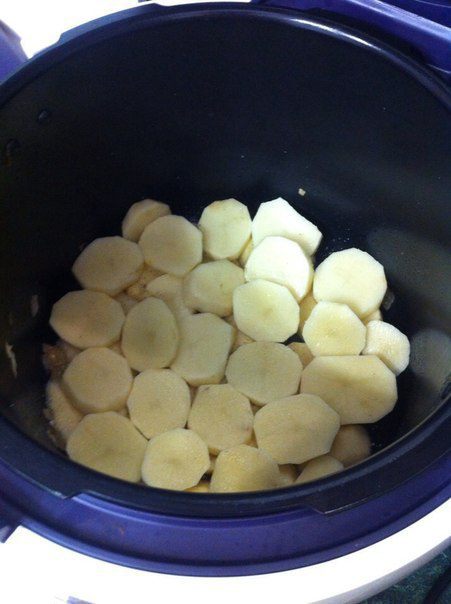 Куриные крылышки с картофелем в мультиварке