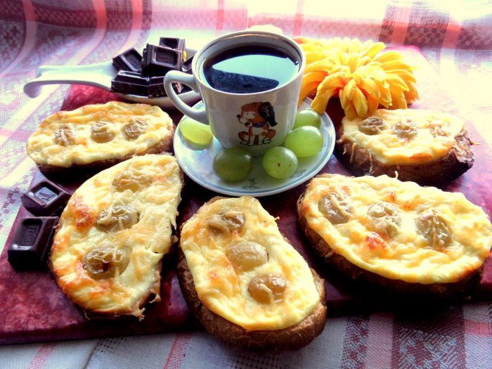 Запеченные гренки с творогом и виноградом