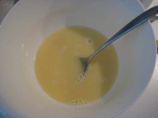 Плетенка с марципаном и яблоком