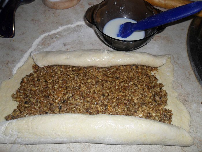 Рулет с ореховой начинкой
