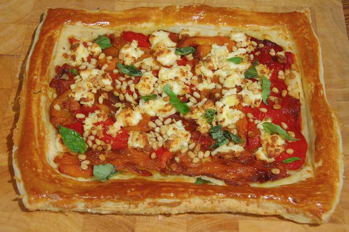 Пирог с козьим сыром и запеченным перцем 