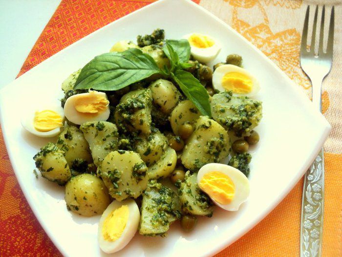 Картофельный салат с соусом песто