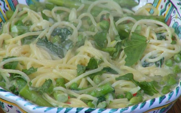 Спагетти с зеленым горошком и спаржей