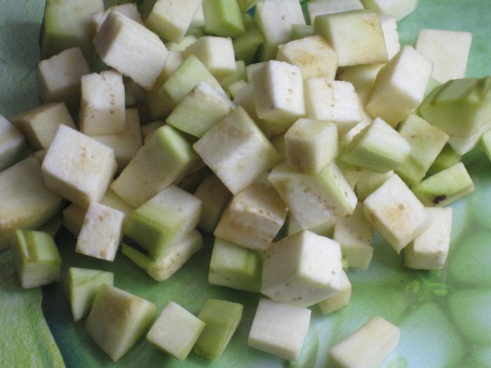 Закусочный кекс с баклажанами, сыром фета и песто