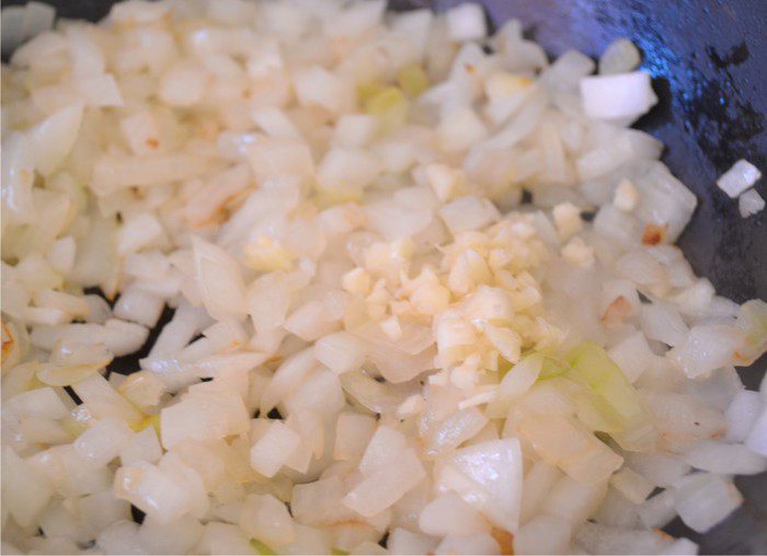 Баклажанные лодочки, начиненные мясом и белыми грибами, под сырной шубкой.