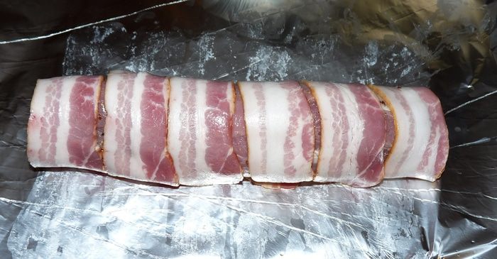 Рулет из свиной вырезки в беконе