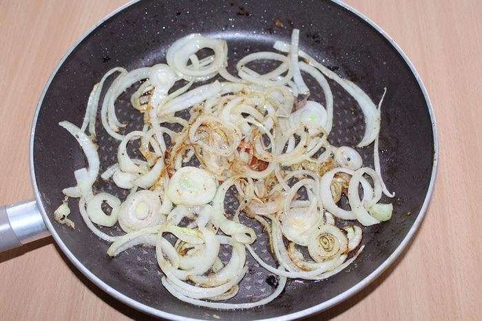 Печень с яблоками и луком