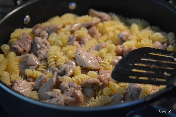 Куриные грудки с пастой и зеленым горошком