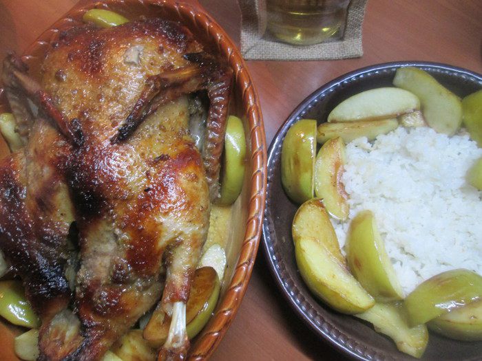 Утка с яблоками и смородиновым соусом