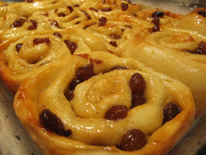 Булочки с изюмом