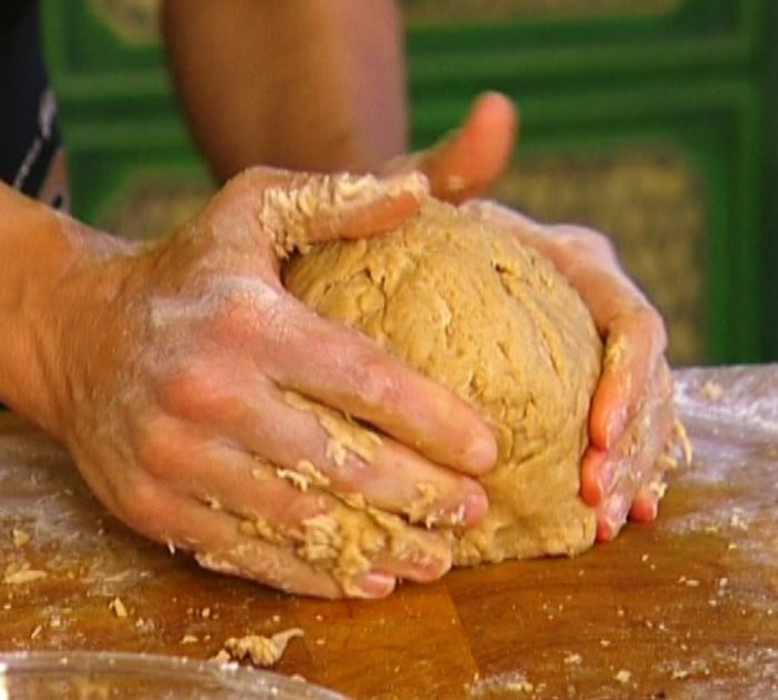 Домашний хлеб с корицей и изюмом