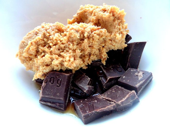 Шоколадные пирожные с фруктами