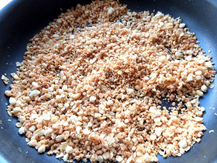 Фруктовый салат с овсяной крошкой и сгущенкой