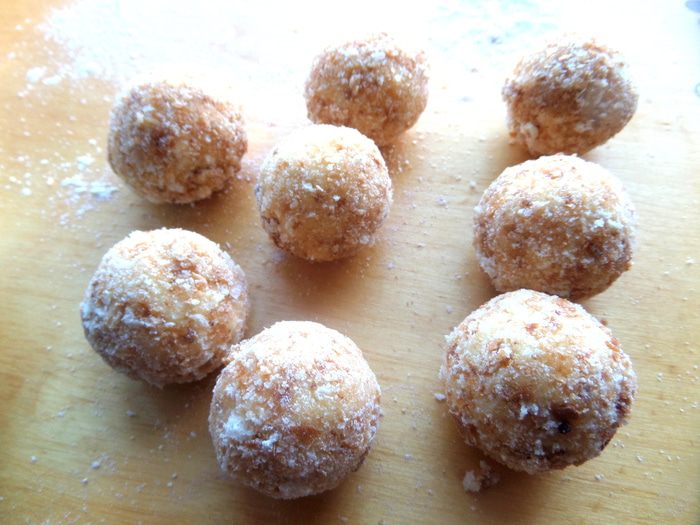 Сырная закуска-шарики в томатном соусе