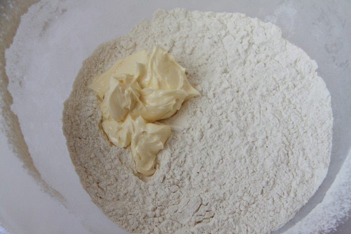 Хлебный завиток с корицей и изюмом