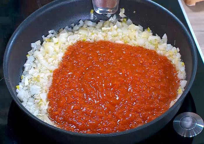 Запеченные яйца с острой фасолью 