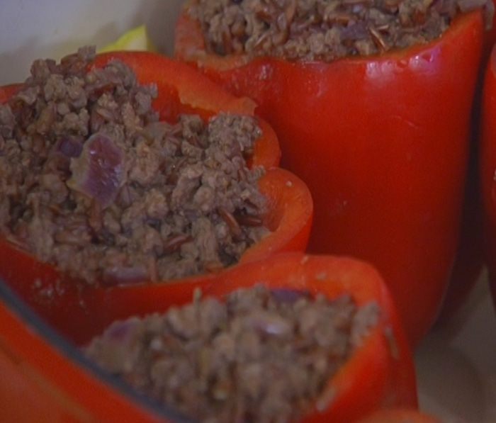 Перец, фаршированный мясом и красным рисом