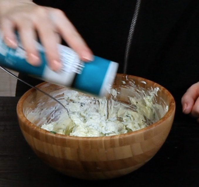 Пряное масло с травами и чесноком