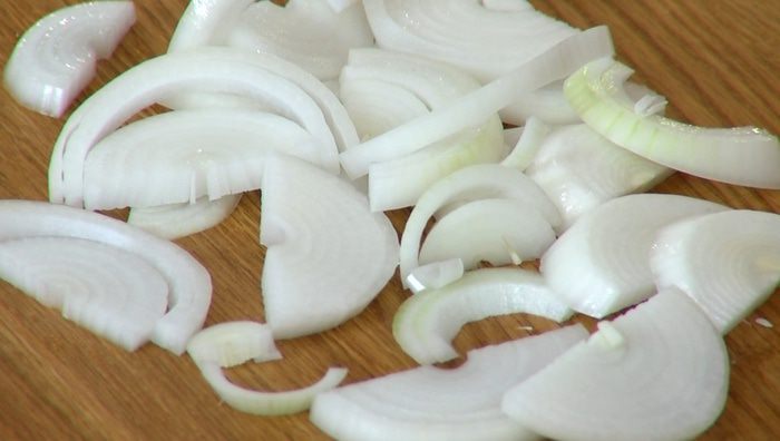 Свинина, томленная с оливками, розмарином и анчоусами