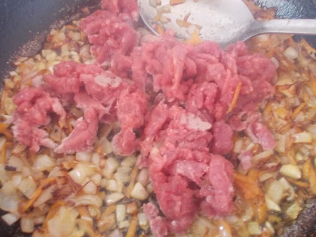 Рулет из кабачкового теста с начинкой из овощей, мяса и сыра