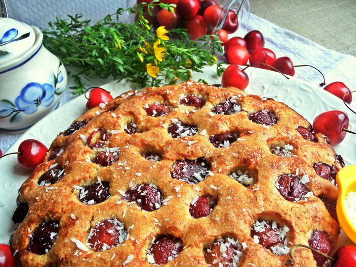 Пирог «Черешня в ореховом тесте»